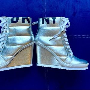 DKNY
NOHO WOMENS LEATHER SNEAKER BOOTIES